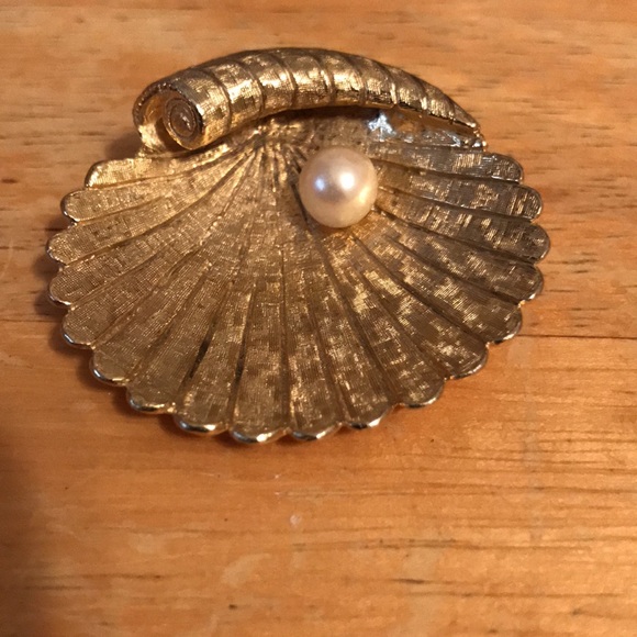 Vintage Capri Cultured Pearl Brooch - Picture 2 of 6